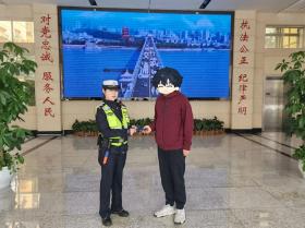 交警执勤捡到手机 及时归还获谢意  